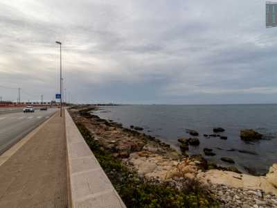 Sul lato della costa invece l�area del cantiere si interrompe e possiamo cos� raggiungere l�Adriatico...